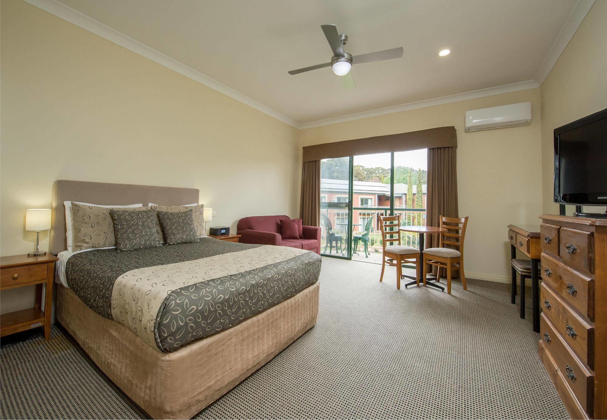 Clare Country Club Hotell Eksteriør bilde