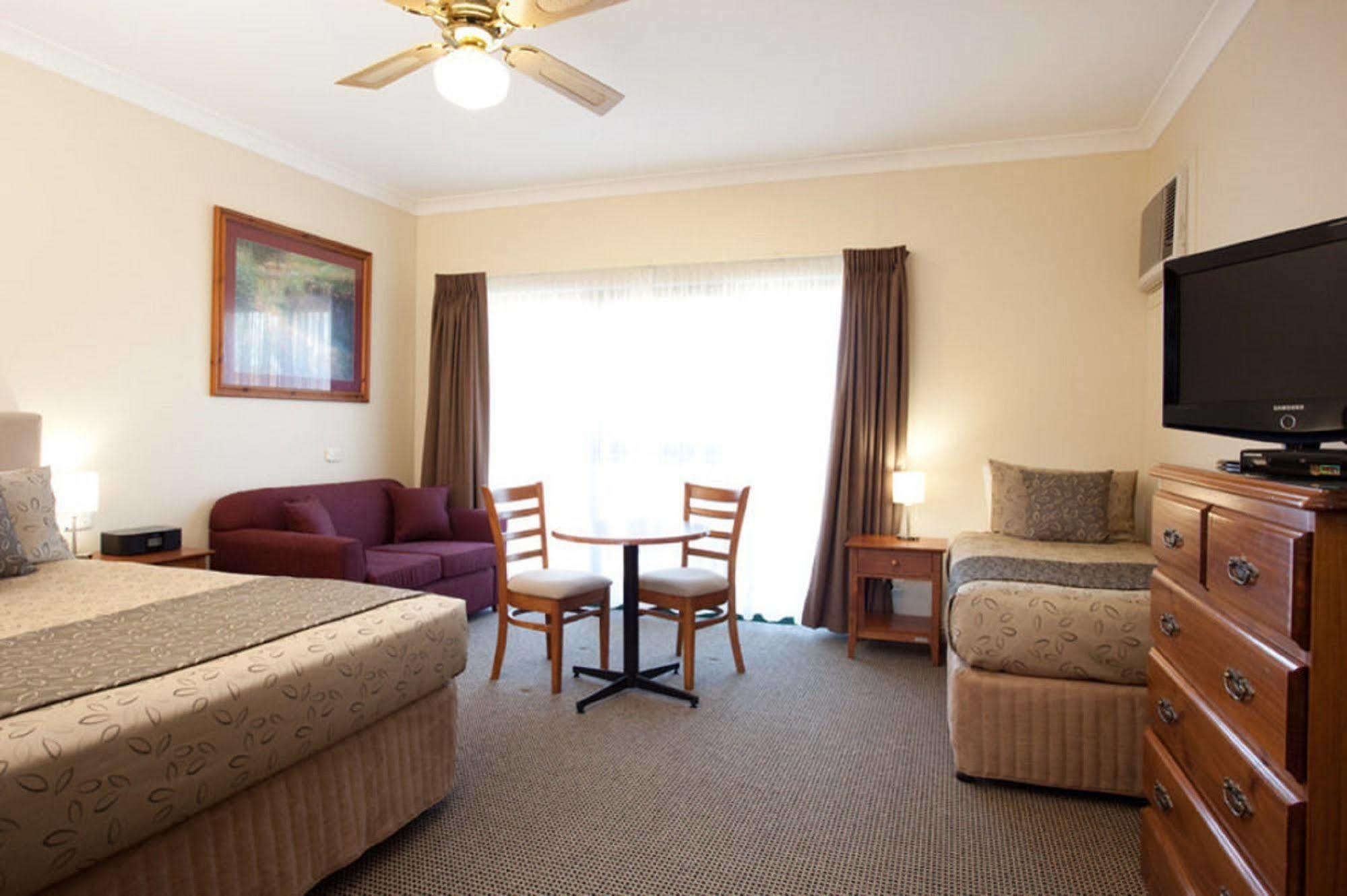 Clare Country Club Hotell Eksteriør bilde